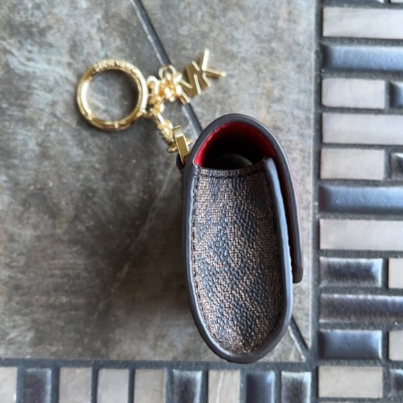 Michael Kors Jet Set Travel AirPod Case - Picture 14 of 14